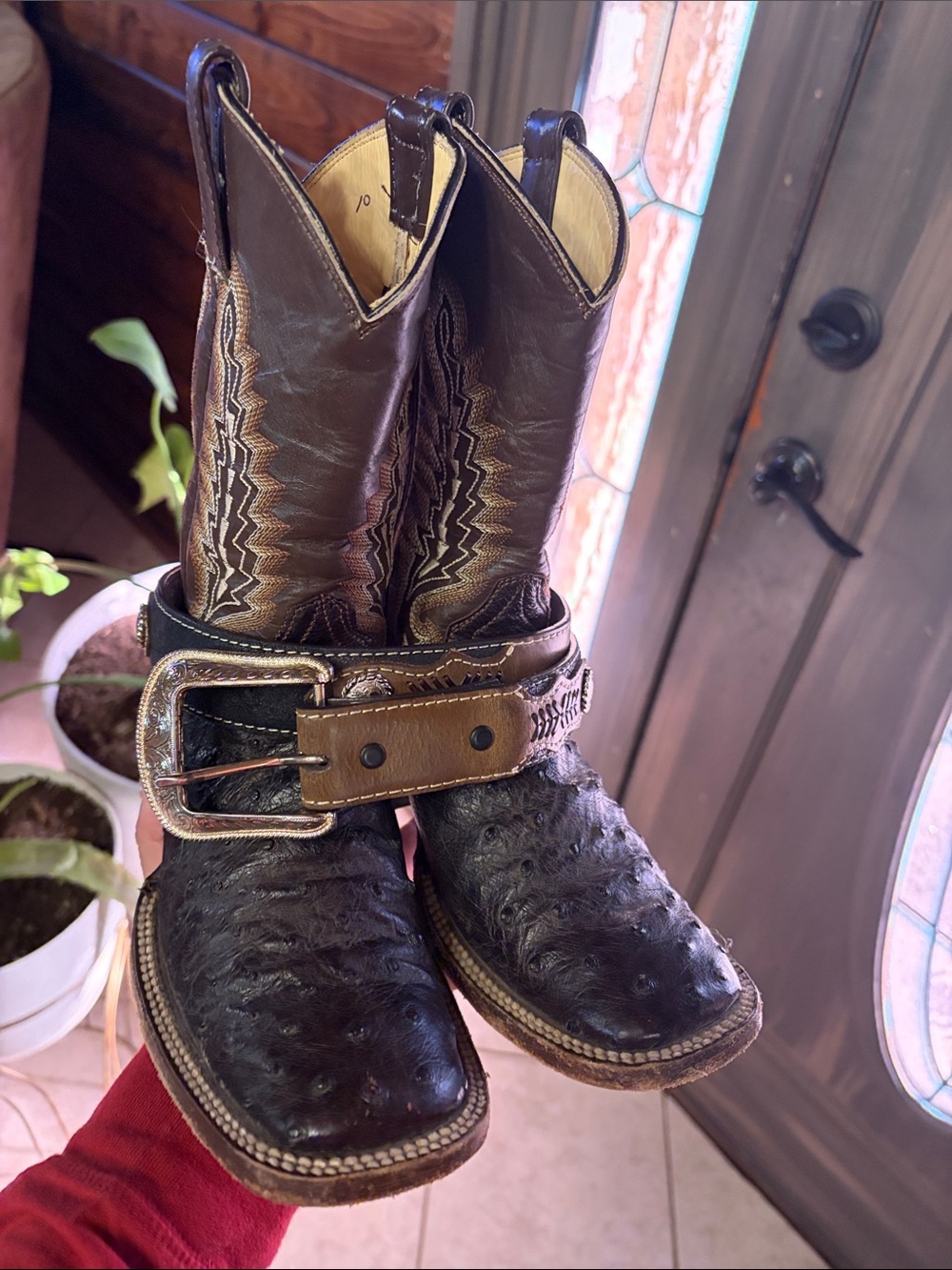 Cowboys boot with belt